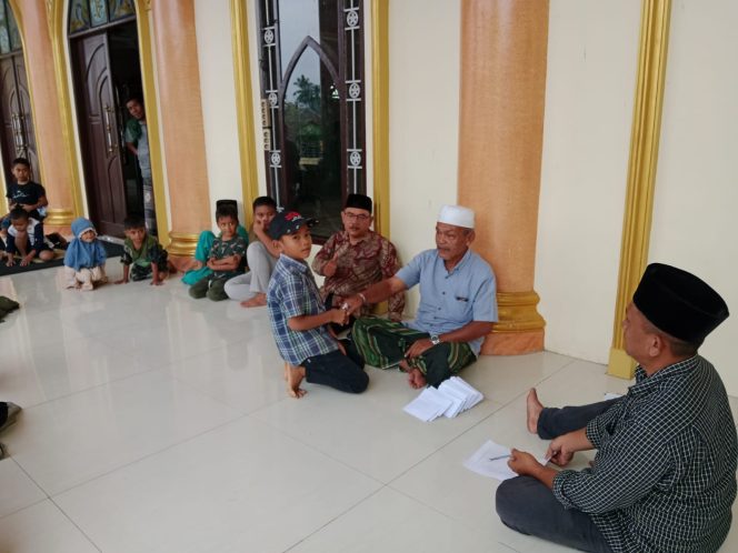 
					Penitia Turnamen Sepakbola Garuda Cup Lumban Dolok Siabu Santuni Anak Yatim Piatu
