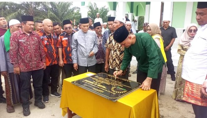 
					‎DR.H.Musa Rajekshah Resmikan Dua Masjid Al Musannif di Kecamatan Muara Batang Gadis