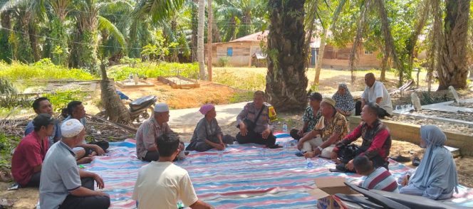 
					Melalui Problem Solving Bhabinkamtibmas Polsek Barteng Mediasi Masyarakat Di Desa Siparau