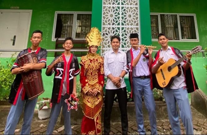 Tampilkan Lagu Daerah, Fitri Anni dan Tim MAN 1 Madina Raih Juara 1 Gempita Bahasa 2025