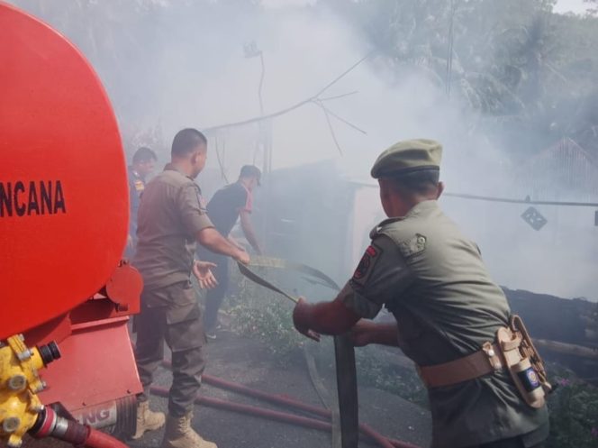 Damkar Madina Berjibaku Padamkan Kobaran Api Yang Menghanguskan Rumah Warga