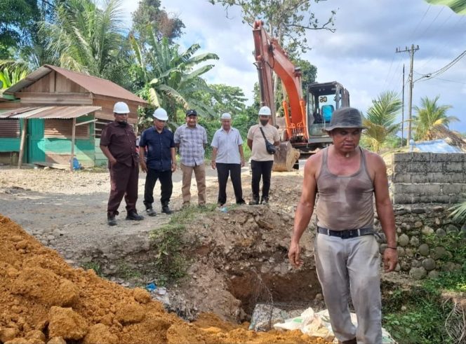 Gorong-gorong Jalan Lintas Sinunukan Diperbaiki Camat Lingga Bayu dan PT. Gruti Lestari Pratama