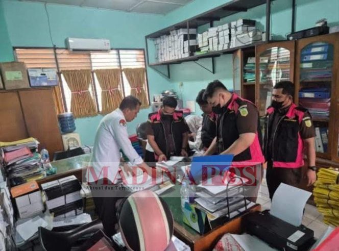 
					Terkait Dugaan Korupsi Dana BOS, Cabjari Labuhan Deli Geledah Kantor Kemenag Deli Serdang