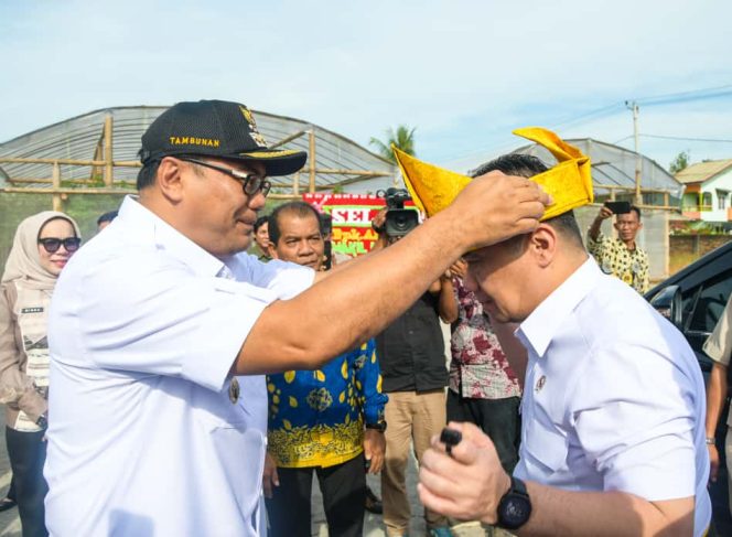 
					Bupati Asri Ludin Tambunan Dampingi Wamendes Riza Patria Tinjau BUMDes Karang Anyar