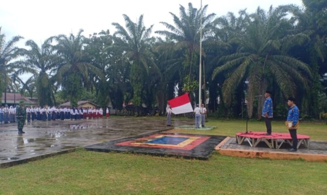 
					Camat Batahan Sukiman Pimpinan Upacara Hari Pahlawan 2025