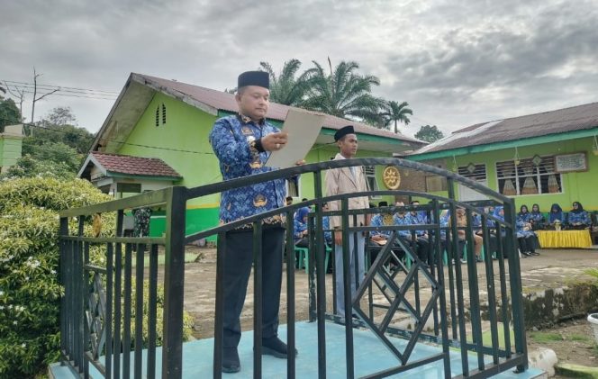 
					Camat Pimpin Upacara Hari Pahlawan Tahun 2025 di Kecamatan Lingga Bayu