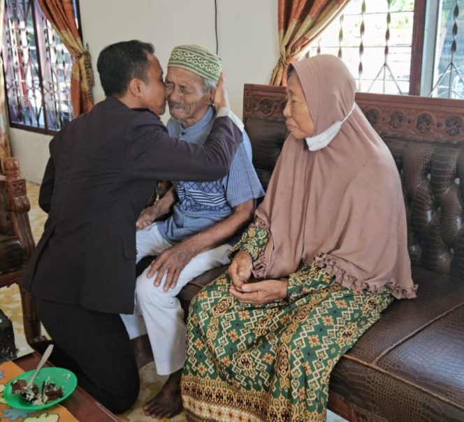 
					Di Hari Pahlawan, Kapolsek Pantai Labu Sungkem pada Ayah Tercinta di Usia 82 Tahun: “Engkau Pahlawanku”