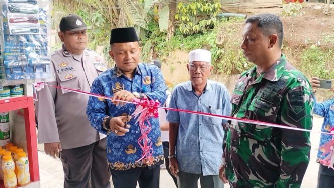 
					Camat Lingga Bayu Resmikan Gerai Sembako Koperasi Merah Putih di Kelurahan Simpanggambir