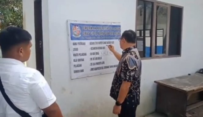 
					Tinjau Pembangunan Aula Batang KUIS, Bupati Deli Serdang Coret Plang Proyek, Tegur CV Elia Pangestu Jaya