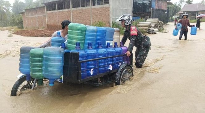 
					Babinsa Koramil 13 Panyabungan Bantu Warga Melintasi Terjangan Banjir di Hutabargot