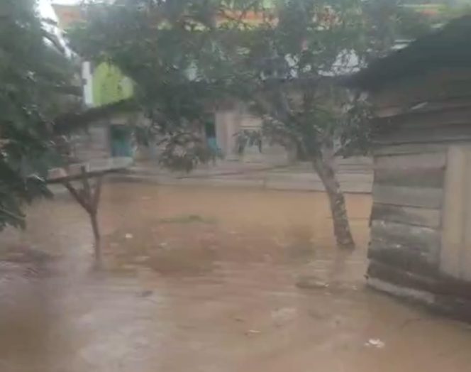 
					Banjir Mulai Masuki Pemukiman, Camat Lingga Bayu : Sejumlah Warga Diungsikan