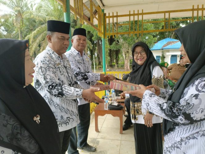 
					Peringati HGN Ke 80 PGRI Batahan Beri Penghargaan Kepada Pengurus Terdahulu dan Pensiun PNS