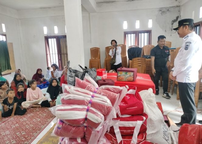 
					Temui Pengungsi Korban Banjir di Tano Bato, Bupati Pastikan Kebutuhan Pokok Tercukupi