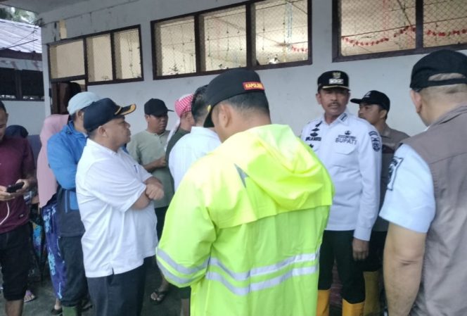 
					Bupati Madina Tinjau Korban Bencana di Muara Batang Angkola