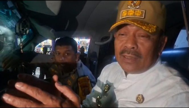 
					Terobos Genangan Banjir Bawa Bahan Pokok Korban Bencana Alam ke Pantai Barat