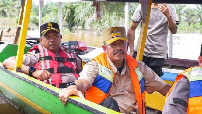 
					Dua Hari di Pantai Barat, Bupati Madina-Kapolres Pastikan Logistik bagi Korban Banjir Tepat Sasaran