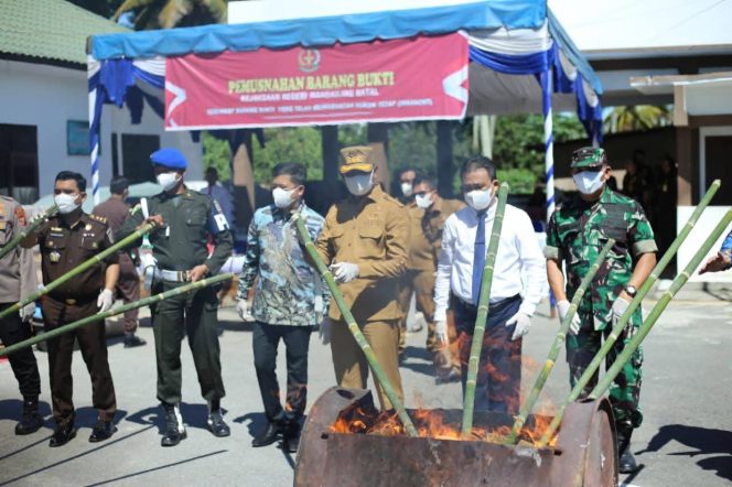 
					Bupati Hadiri Pemusnahan Barang Bukti di Halaman Kantor Kejari Madina