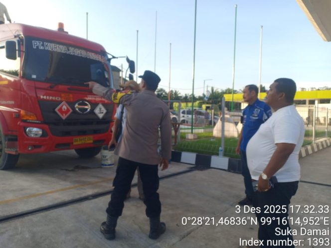 
					Polsek dan Camat Sinunukan Tinjau Penyaluran Pertamak 8 Kl di SPBU 14.229.361