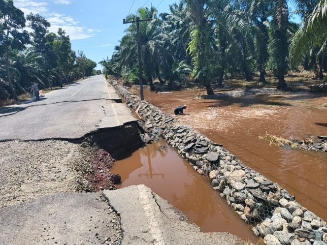 
					Jalan Negara Tabuyung-Singkuang Rusak Parah Pasca Banjir, Warga Himbau Pengendara Hati-hati