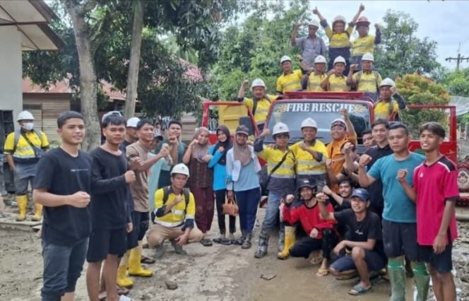 
					PT. Sorik Mas Mining dan NNB Hutagodang Muda Bersihkan Sisa Banjir di Muara Batang Angkola