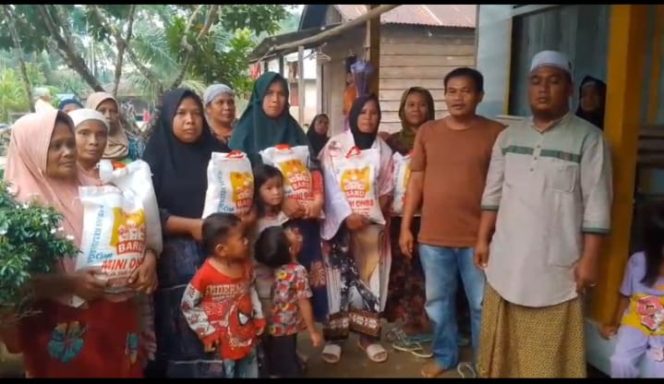 
					Bantuan Sembako Berupa Beras Dari Perkumpulan Anak Rantau dan Parsadaan Marga Pulungan Tiba di Kampung Halaman