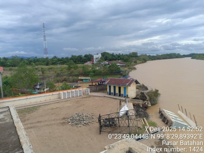 
					Dek Beton Sepanjang 10 Meter dan Satu Unit MCK Ambruk di Sungai Batahan