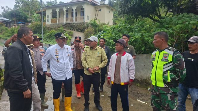 
					Bupati Madina Tni-Polri Kunjungi Desa Simpang Pining Yang Sempat Terisolir