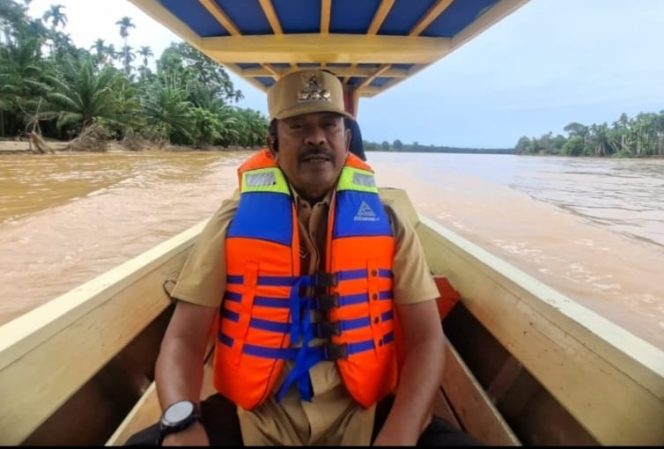 
					Bupati Naik Robin 4 Jam Memastikan Kondisi Warga Siulang-aling Baik Pasca Banjir