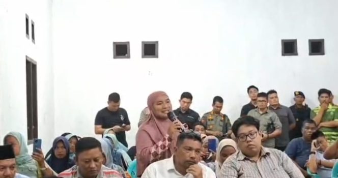 
Emak-emak Singkuang Curhat Kepada Bupati Lambannya Penanganan Narkoba di Polsek MBG