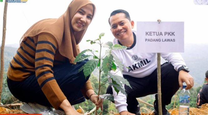 
					Bupati dan Ketua TP-PKK Palas tanam perdana Kopi Sigarar utang di Desa Sianggunan Sosopan