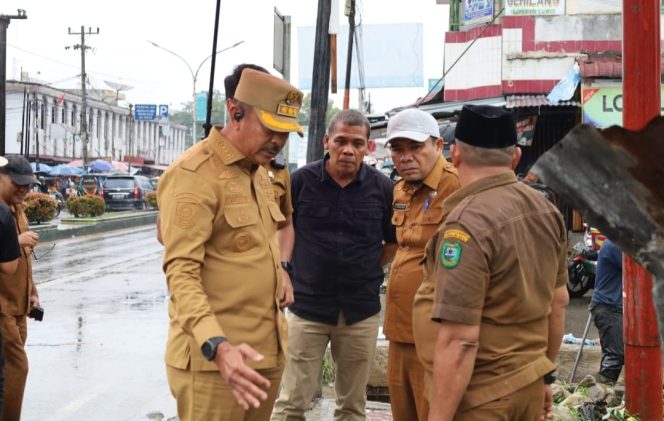 
					Tinjau Drainase tersumbat Pasar Lama, Bupati : Pemkab Akan Lakukan Penanganan Sementara