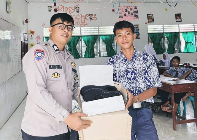 
					Briptu Willy Hidayat, Bhabinkamtibmas Polsek Sosa Bantu Murid Kurang Mampu Di SMP Kesuma Bangsa