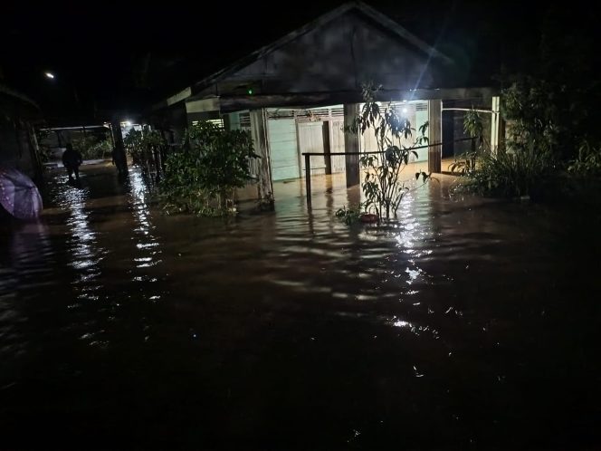 
					Sungai Selayu Meluap, Puluhan Rumah di Ranto Baek Terendam Banjir Hingga 1 Meter