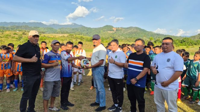 
					Dukung Pengembangan Bibit Muda, Bupati Madina Saksikan Laga Persahabatan SSB OCM vs Sayap Biru