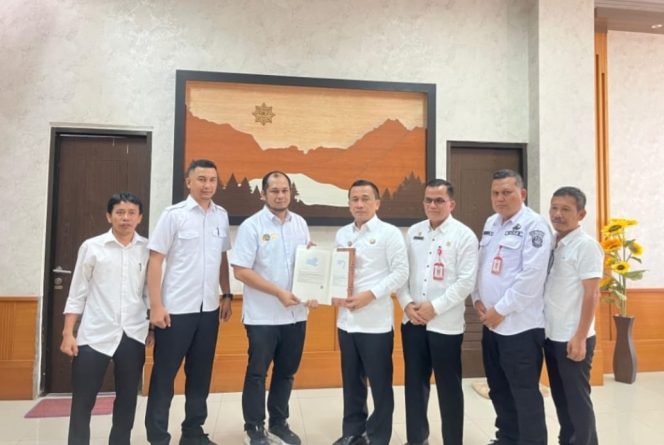 
					Pemkab Paluta Terima Sertifikat Tanah Dari BPN Untuk Pembangunan SR