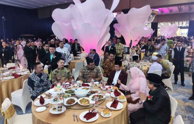 
					Bupati Madina Ngobrol santai dengan Bobby dan Menang RI di Resepsi Pernikahan Putri Marwan Dasopang