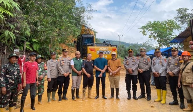 
					Tanggap dan Cekatan, Pemkab Palas Tangani Longsor di Desa Siraisan