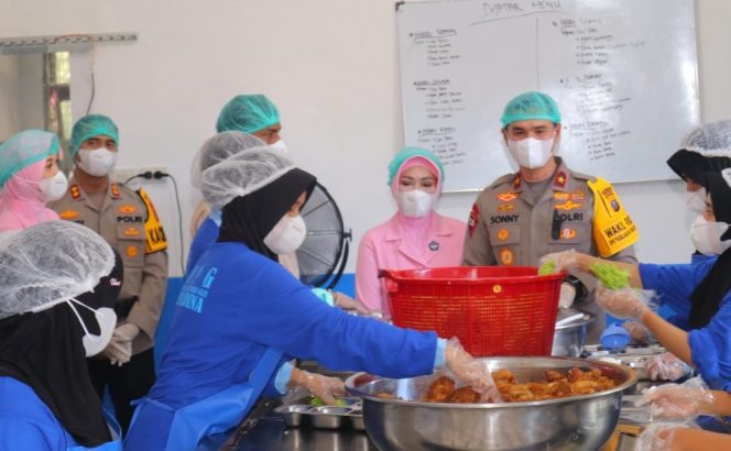 
					Wakapolda Sumut Resmikan SPPG Makan Bergizi Gratis di Polres Mandailing Natal