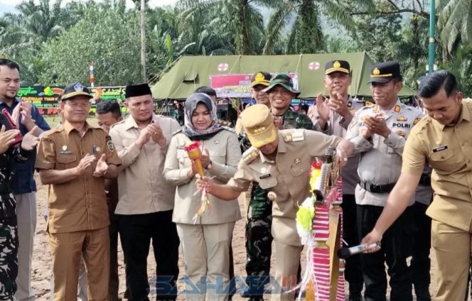 
					Bupati Gus Irawan Resmi Buka TMMD ke-127 Kodim 0212/TS di Angkola Sangkunur