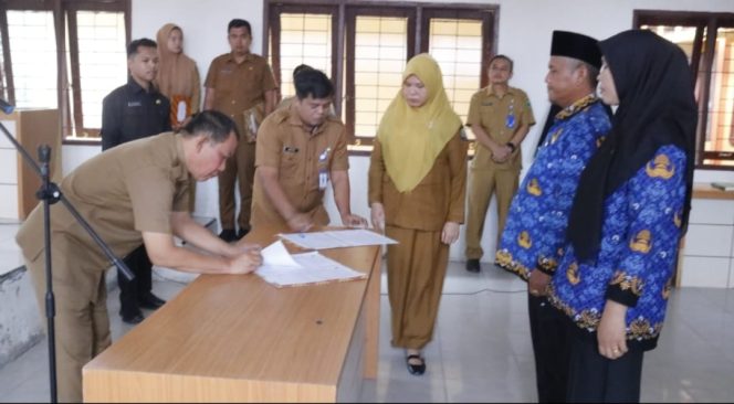 
					Plt. Kepala BKPSDM Paluta Lantik 26 Kepala Sekolah Baru