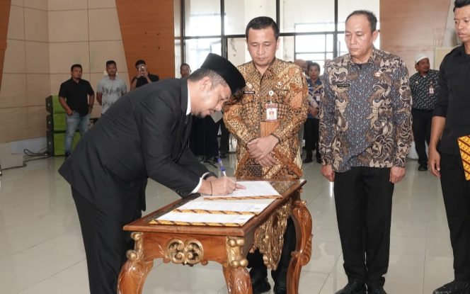 
					Reski Basyah Harahap Lantik 51 Pejabat Pemkab Paluta Hasil Uji Kompetensi dan Evaluasi Kinerja