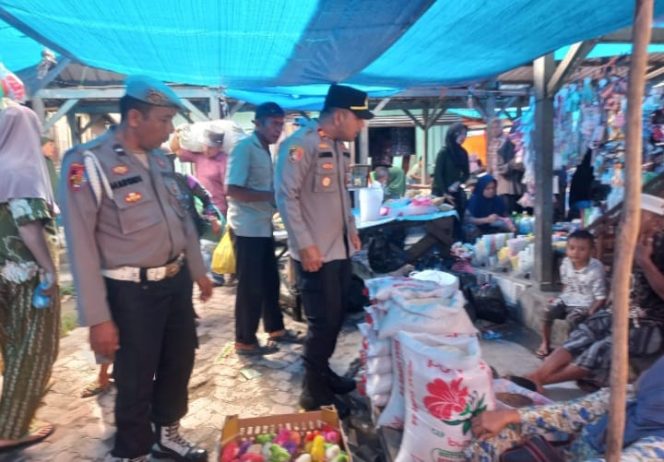 
					Polsek Siabu Monitoring Harga Sembako Jelang Ramadhan di Pasar Tumpah Sinonoan