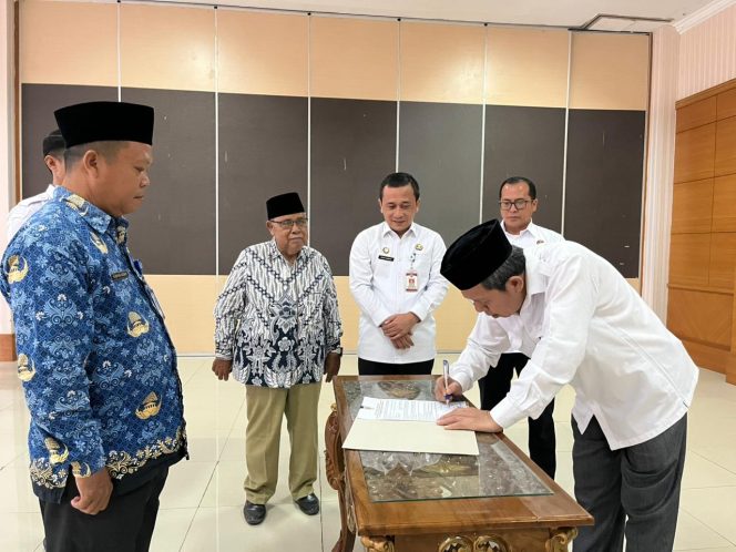
					Wabup Basri Harahap Serahkan 12 SK Plt Lingkungan Pemkab Paluta