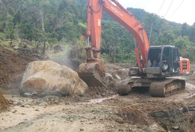 
					Gerak Cepat Bupati Madina Perintahkan PUPR Bersihkan Material Longsor di Ruas Sopotinjak – Muara Soma