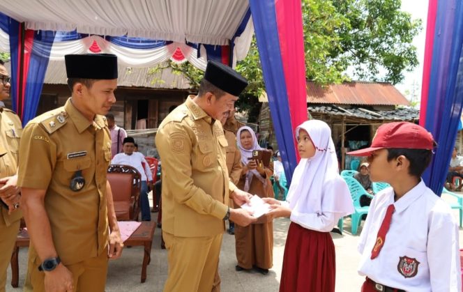 
					Bupati Madina Puji Inovasi Desa Suka Ramai, Sisihkan Dana Desa untuk Beasiswa dan Santunan