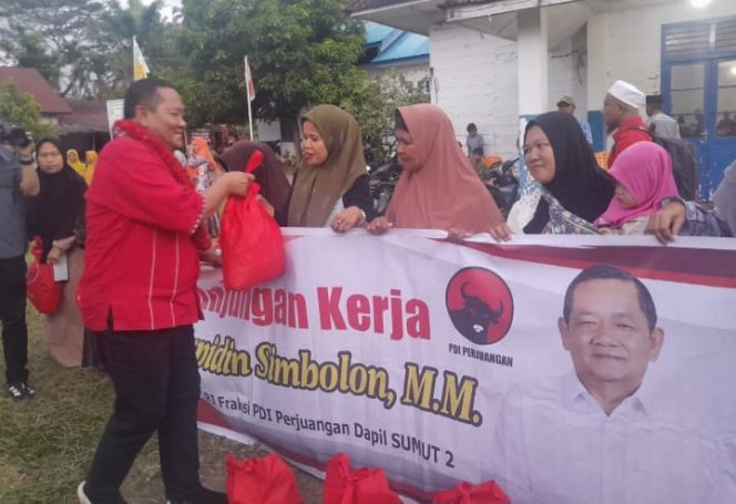 
					Reses DPR RI Rapidin Simbolon  Ukir Senyum Ibu Ibu Jelang Buka Puasa