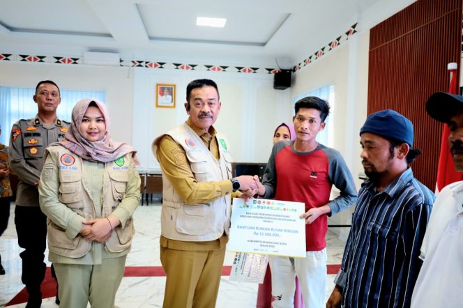 
					Bupati Madina Serahkan Bantuan Stimulan Tahap II Korban Siklon Senyar