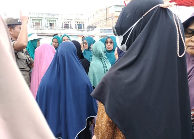 
					Masyarakat Antusias dan Serbu Pangan Murah TP-PKK Madina dan Koperasi Merah Putih
