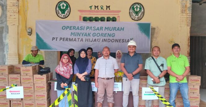 
					Jelang Lebaran, PT PHI Kucurkan Minyak Goreng Murah Kepada Warga Desa Ujung Batu IV