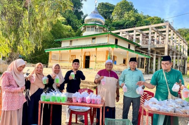 
					Ramadhan Berkah, Alumni PD-PKPNU Madina Berbagi Takjil Gratis